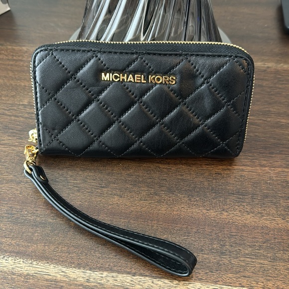 Michael Kors black quilted leather wristlet - Picture 1 of 3